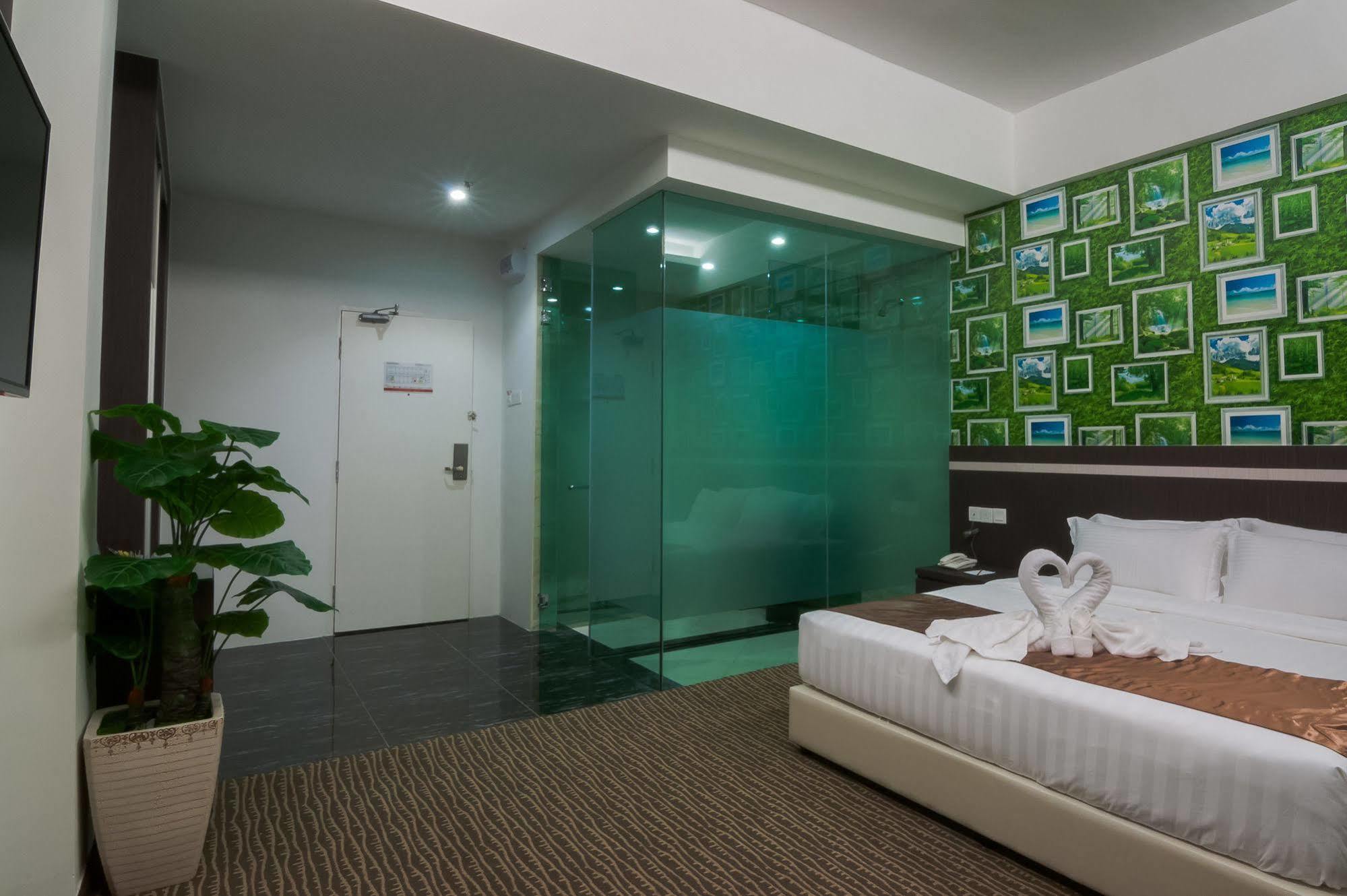 E-Red Hotel Melaka Екстериор снимка