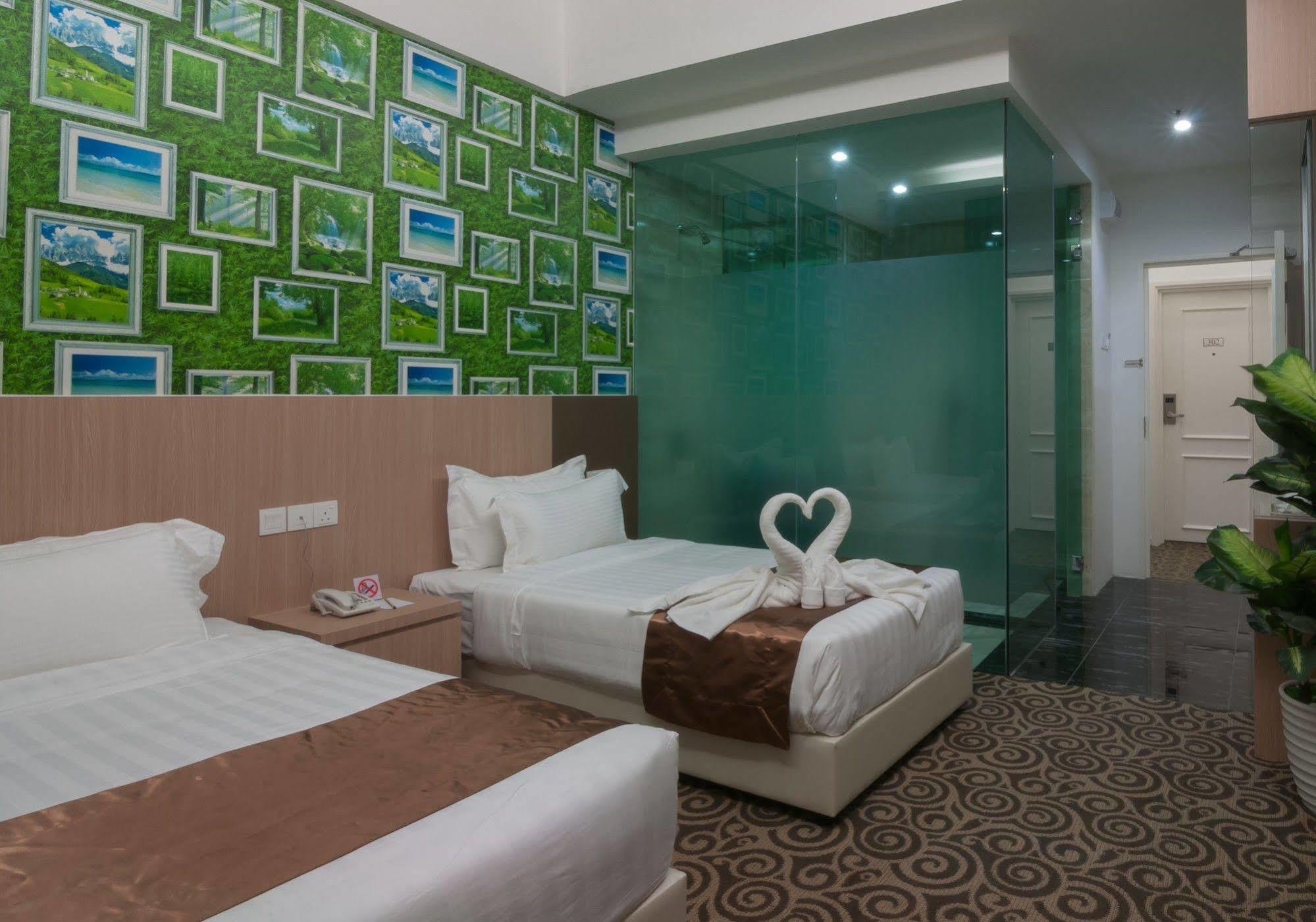 E-Red Hotel Melaka Екстериор снимка