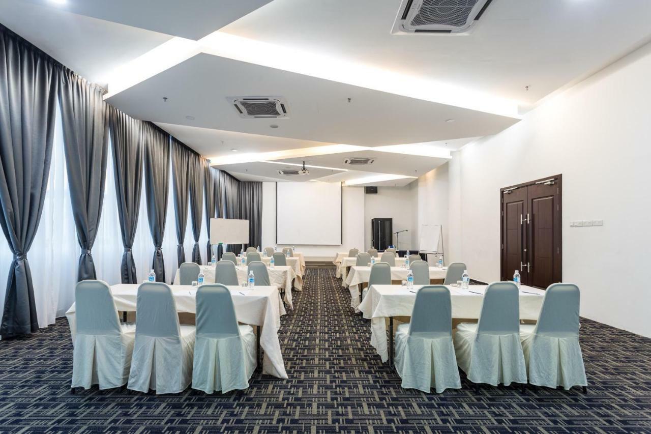 E-Red Hotel Melaka Екстериор снимка