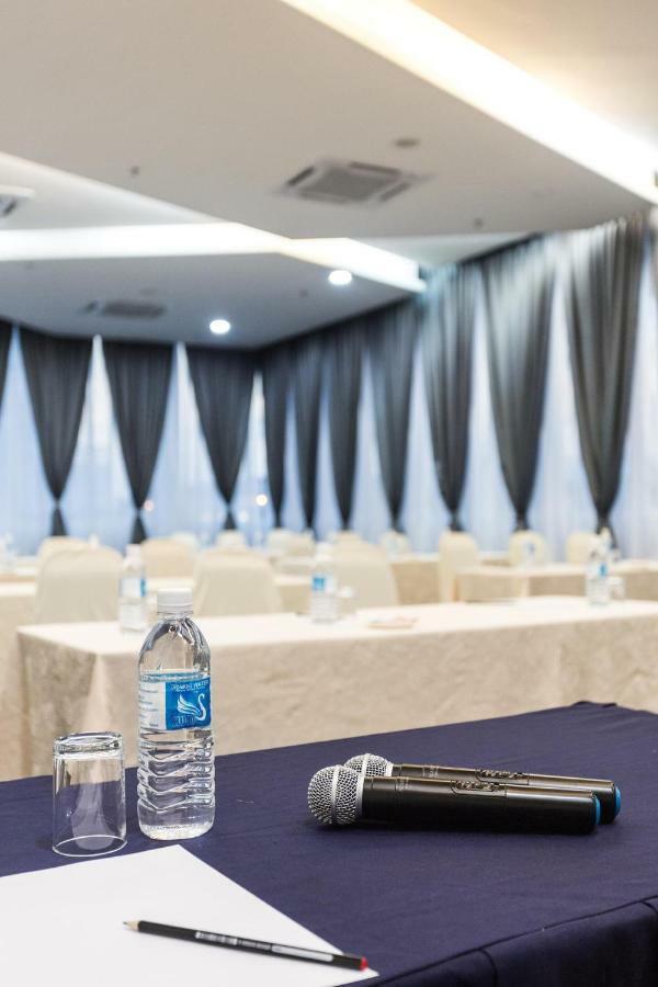 E-Red Hotel Melaka Екстериор снимка