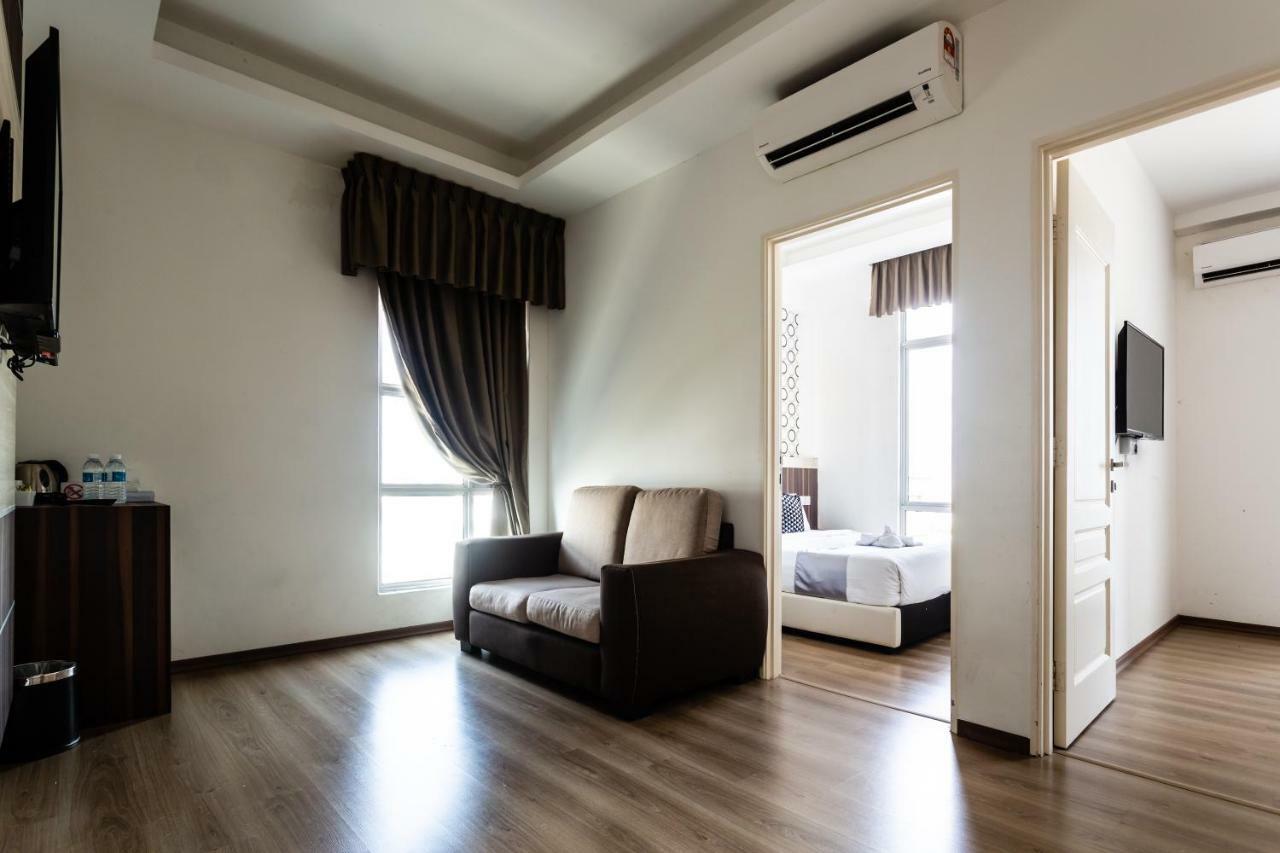 E-Red Hotel Melaka Екстериор снимка