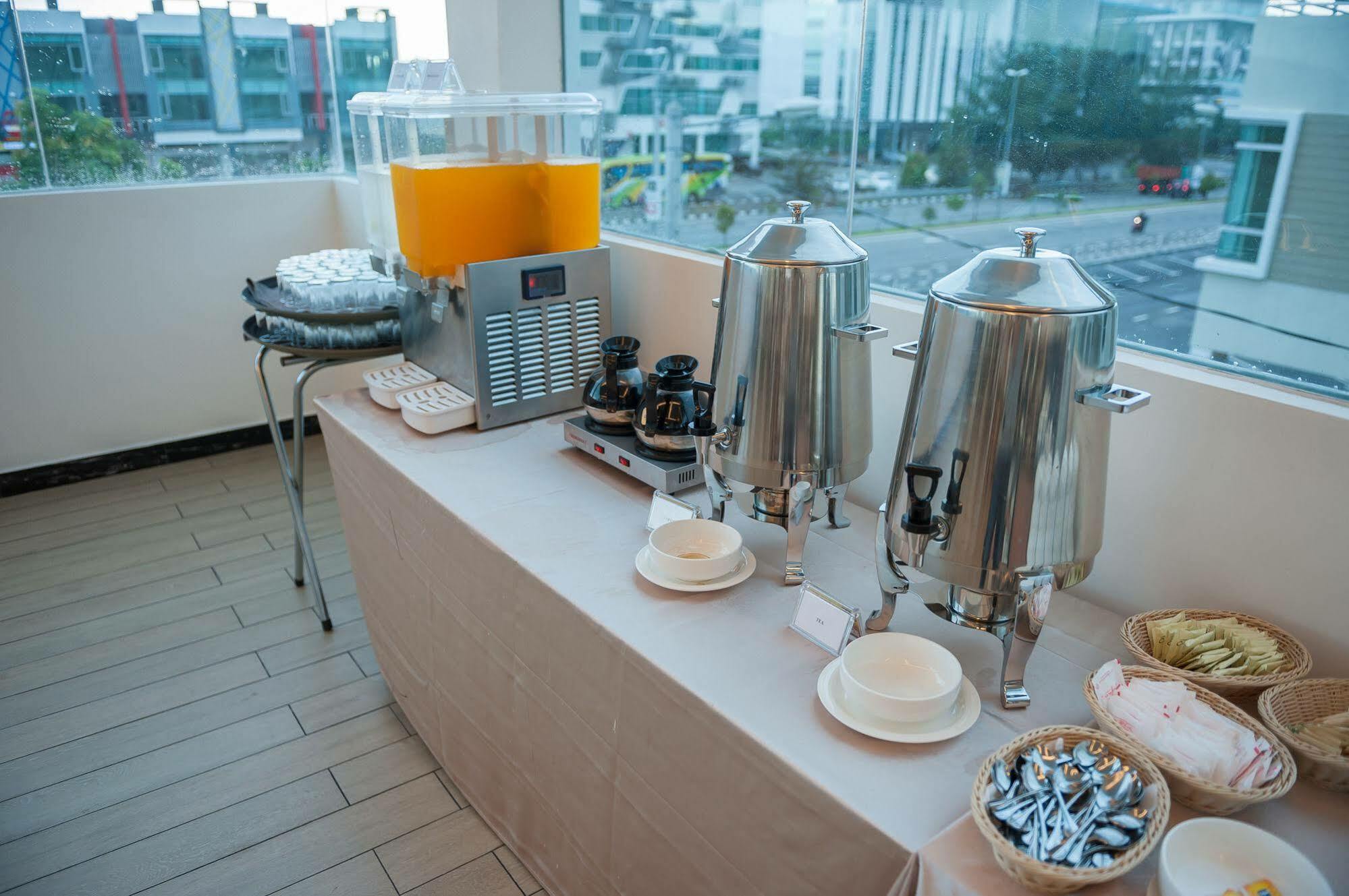 E-Red Hotel Melaka Екстериор снимка